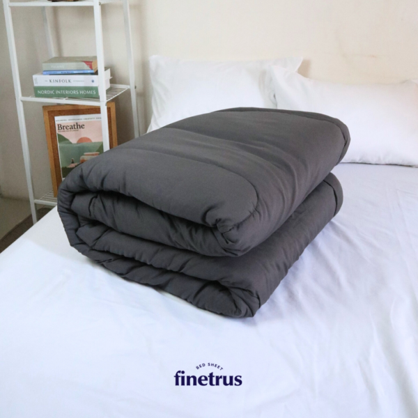 Detail Bedcover Finetrus Polos Ultimate Grey