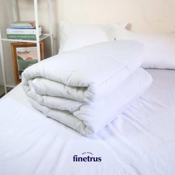 Detail Bedcover Finetrus Polos White