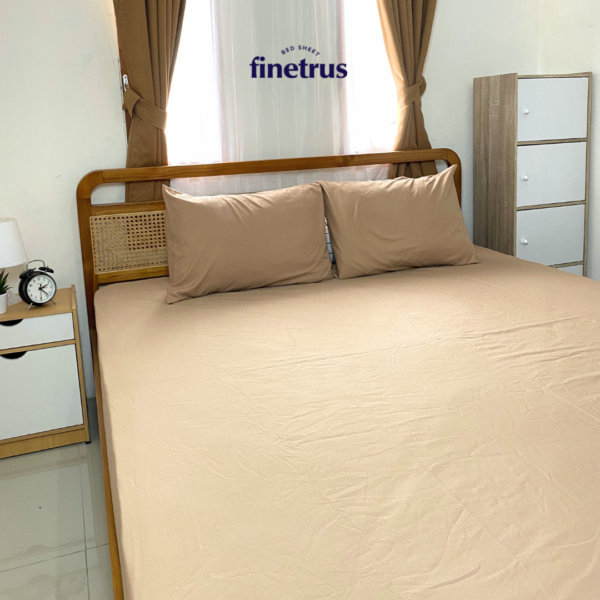 Finetrus - Sprei Queen Beige