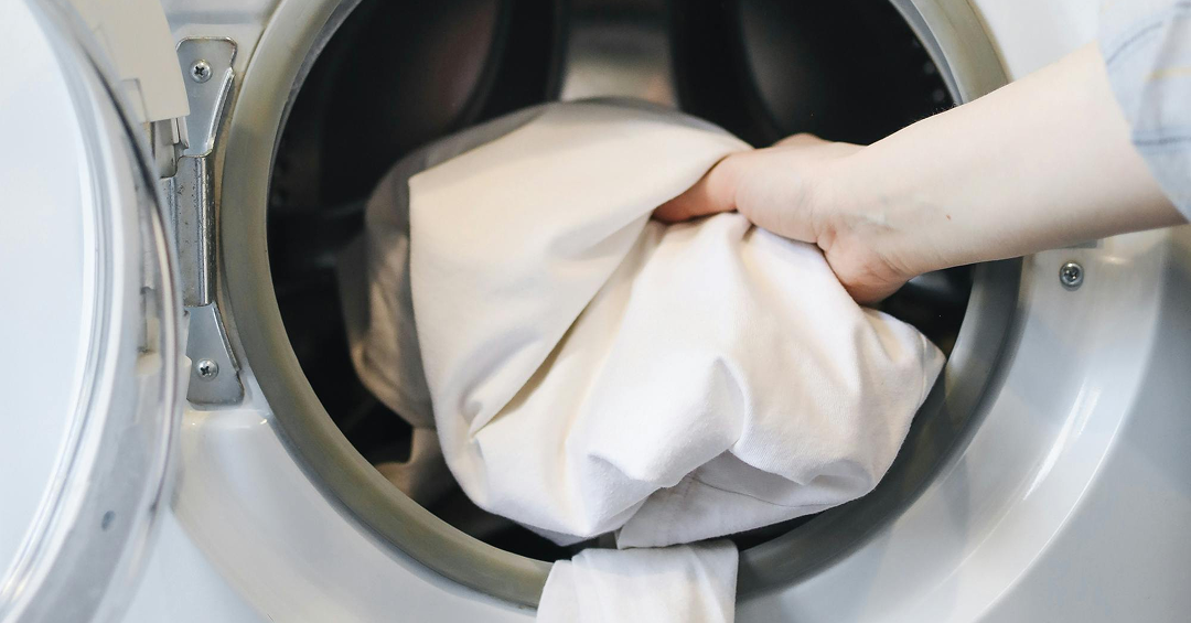 mencuci dan merawat sprei